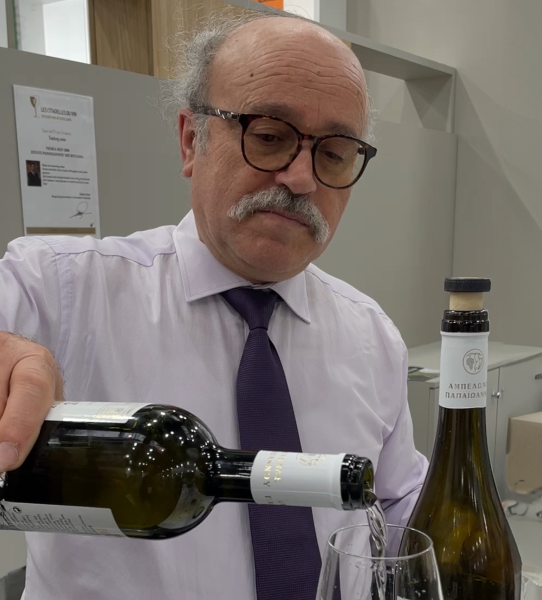 Gerorge Papaioannou schenkt enkele van zijn wijnen op ProWein