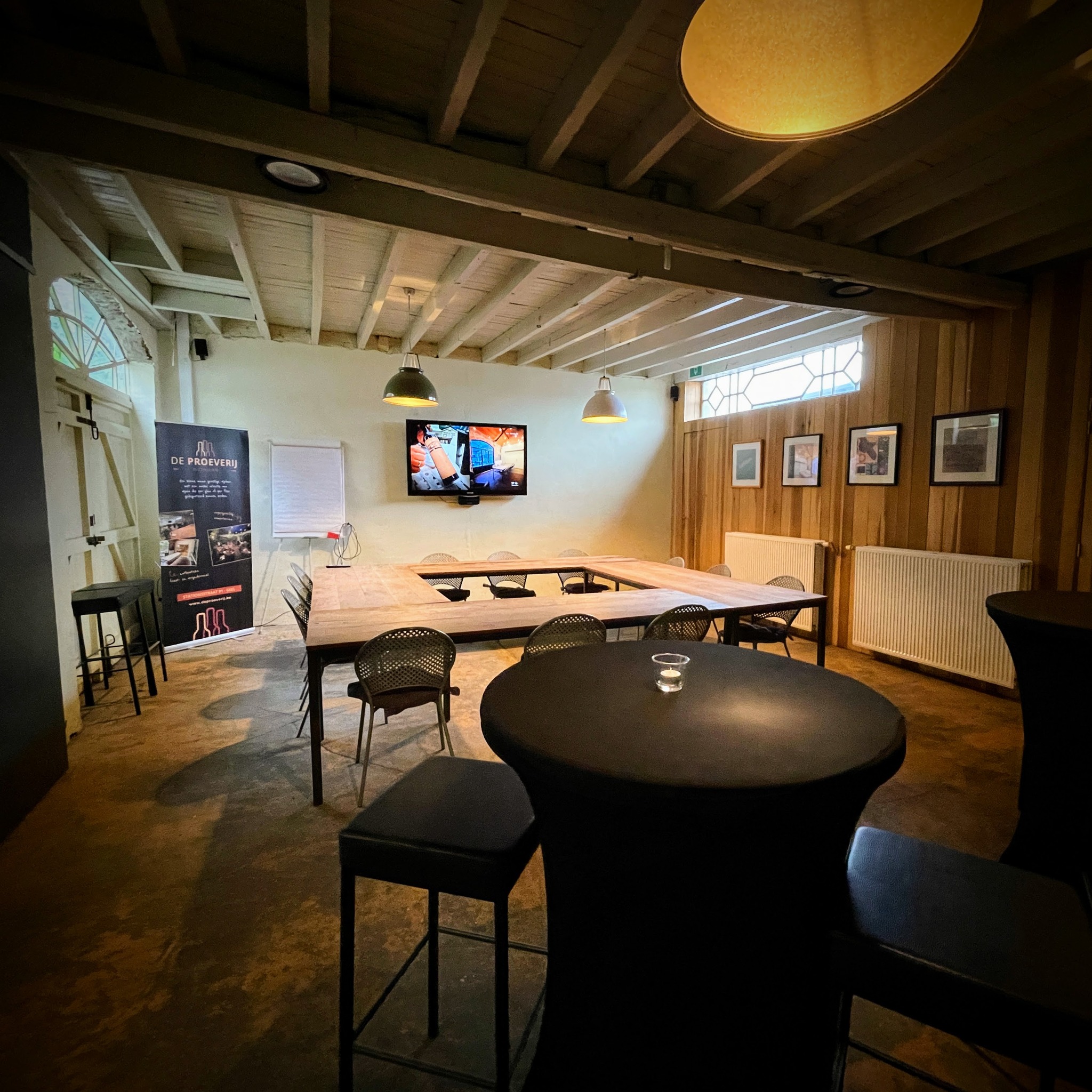 Authentieke zaalopstelling voor meeting, workshop of event in De Proeverij