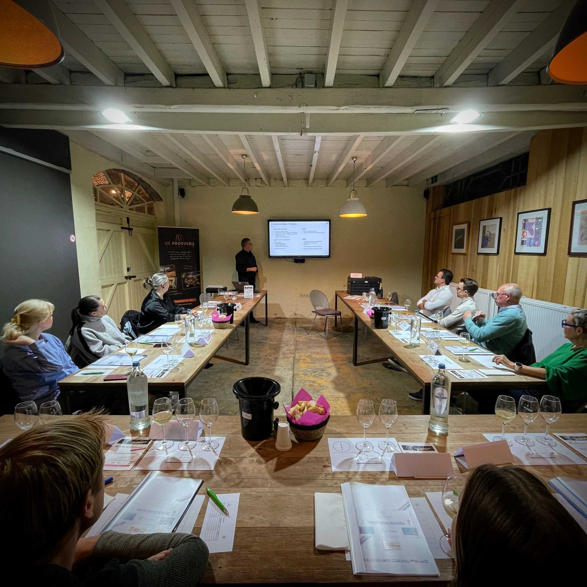 Wijncursus Word Wijnmondig in De Proeverij met deelnemers rond de proeftafel