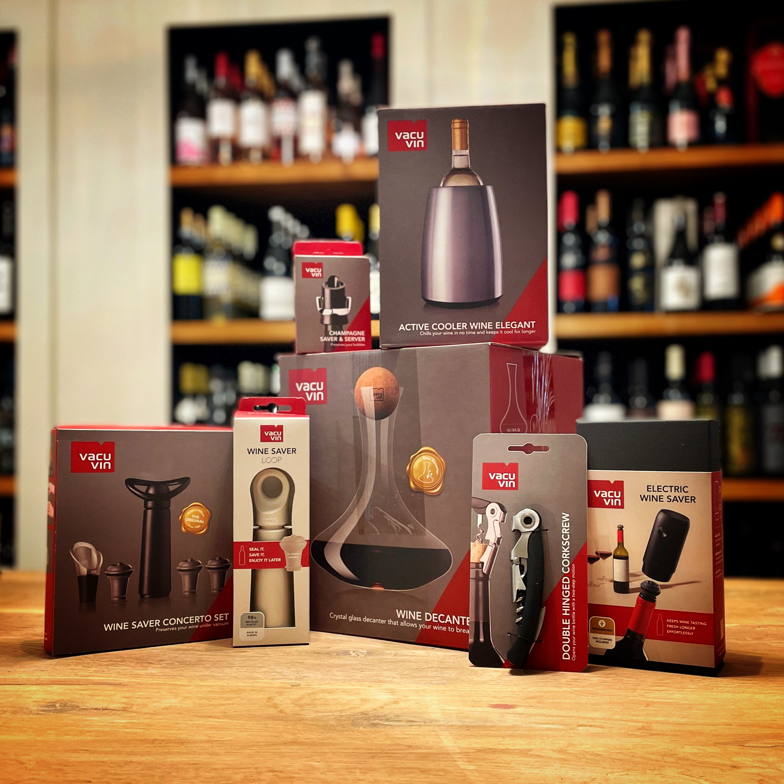 Feestelijke geschenkmand met wijn en delicatessen in de popup cadeaushop van De Proeverij
