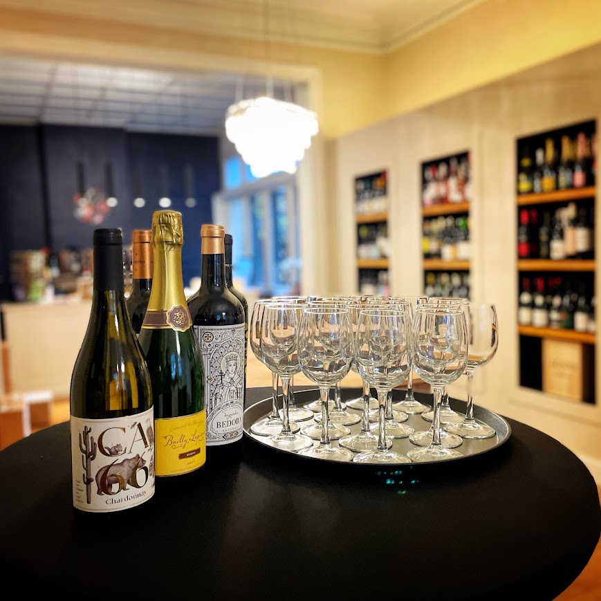 Sfeervolle wijnshop van De Proeverij met flessen en glazen klaar voor degustatie