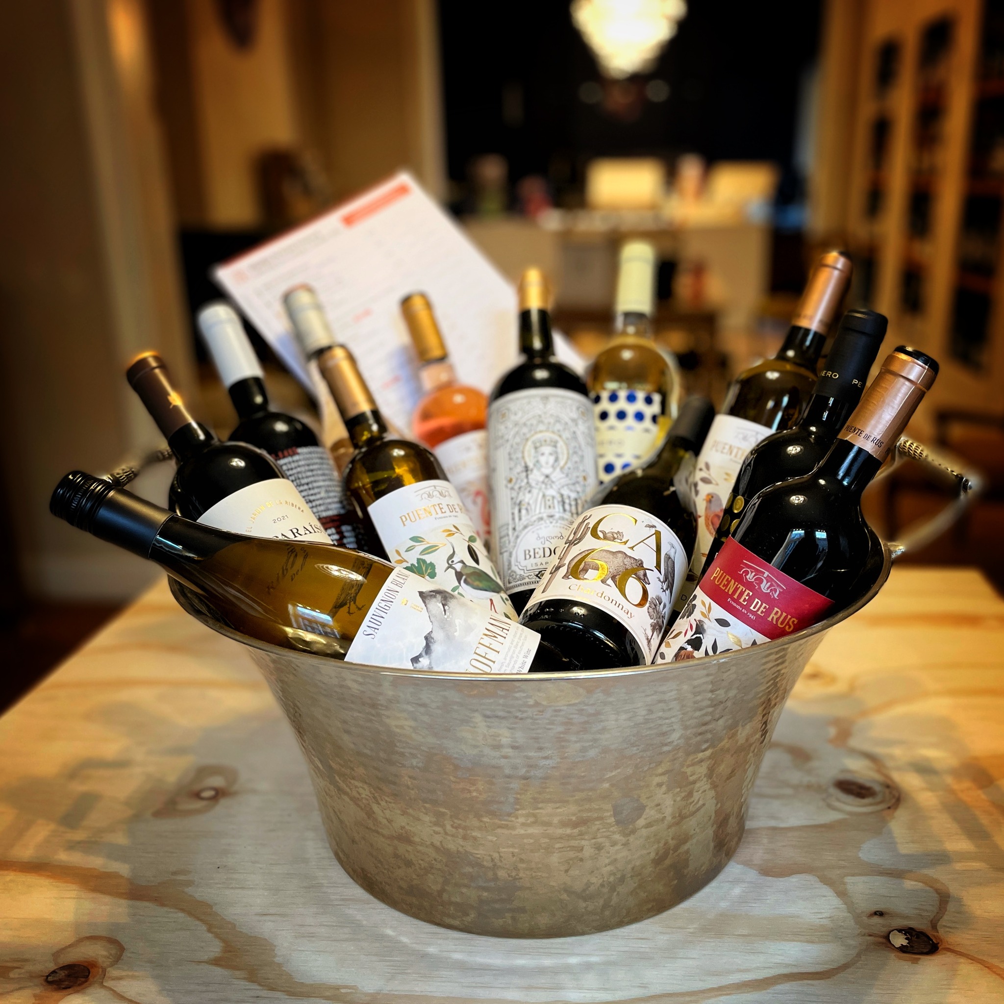 Selectie wijnen in een koeler als inspiratie voor geschenk of tasting