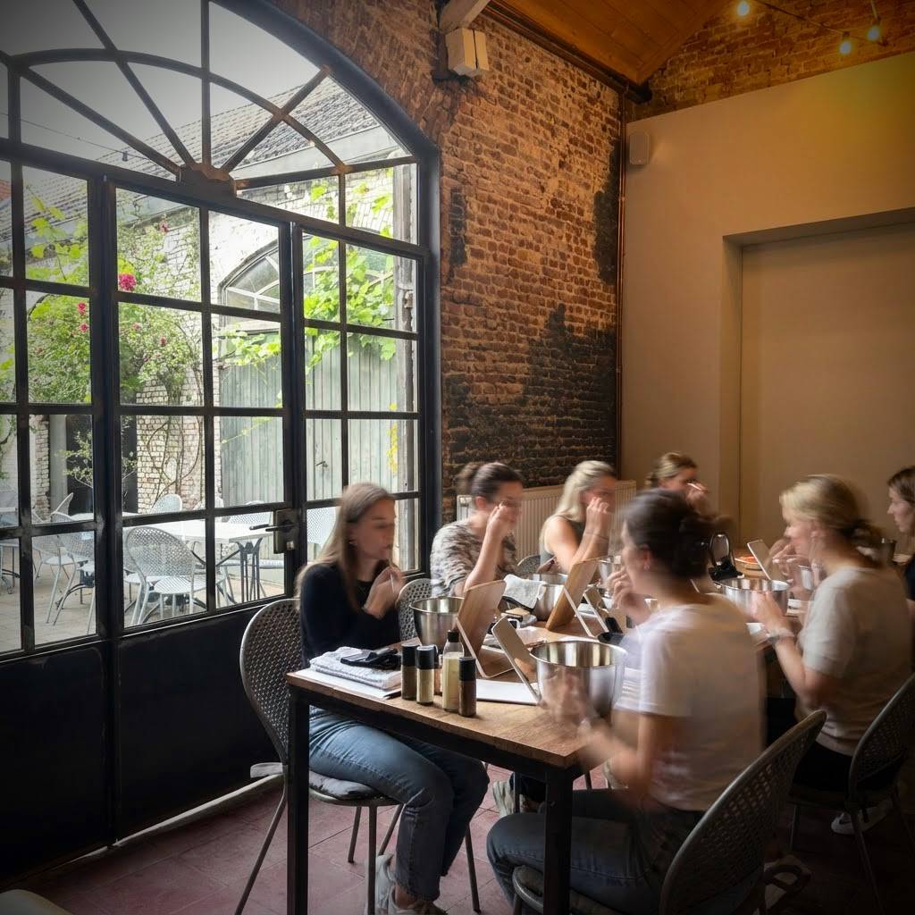 Workshop of tasting in de wijnzaal van De Proeverij met zicht op de binnenkoer