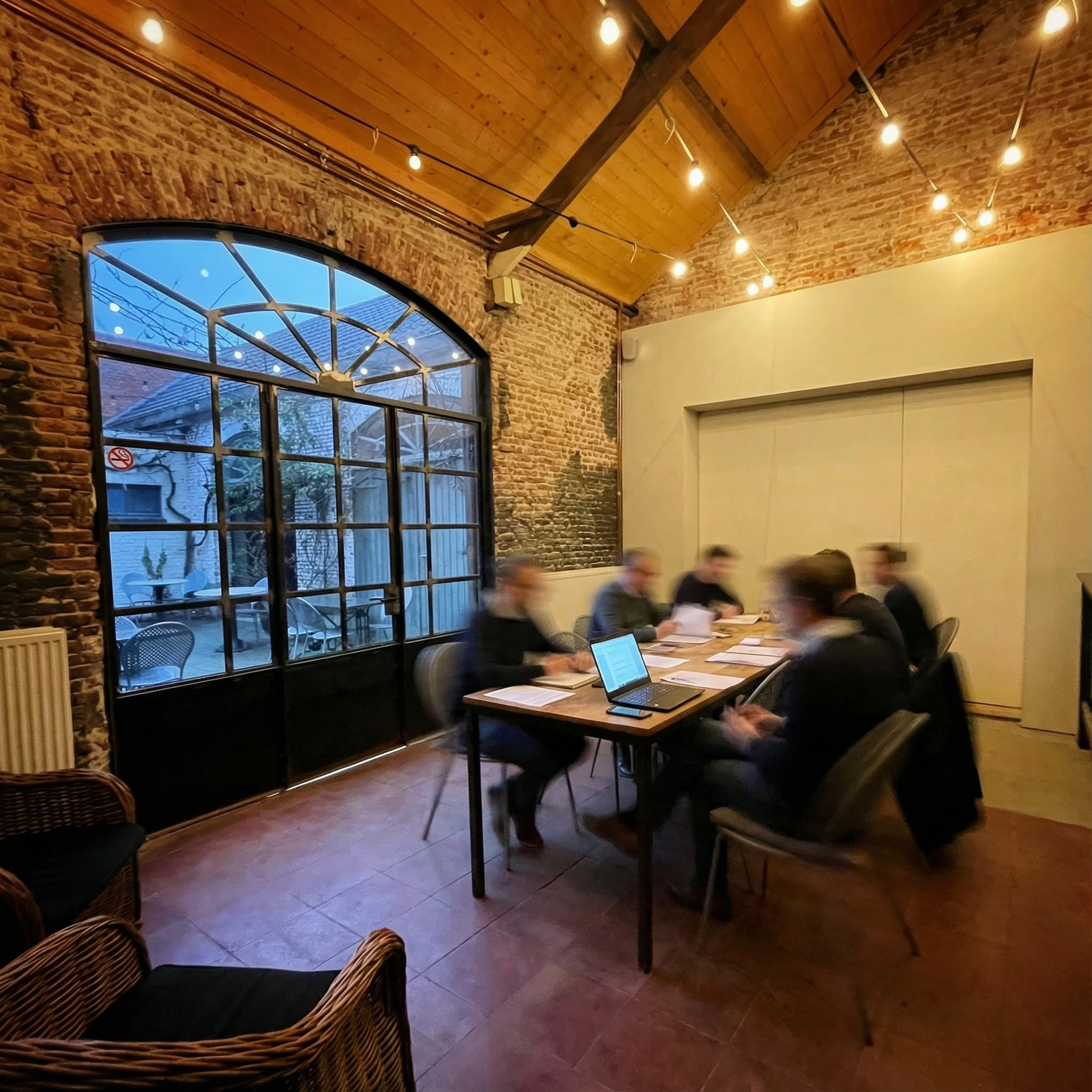 Meetingopstelling in de authentieke zaal van De Proeverij met warm licht en hoge ramen