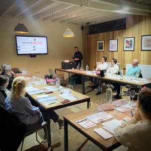 Een aangename setting voor de wijncursus 